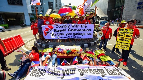 Environmental activists demonstrate outside the Canadian Embassy in Manila on May 21 (Source: AFP/VNA)
