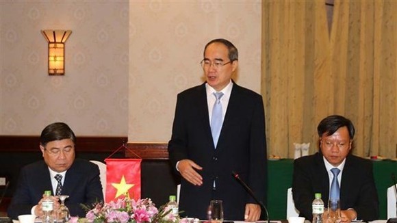 Secretary of the Ho Chi Minh City Party Committee Nguyen Thien Nhan speaks at the talks (Photo: VNA)