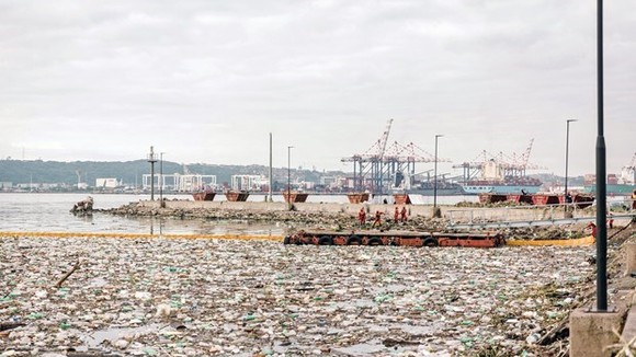 Waste clearing in Durban port, South Africa on April 28, 2019. Illustrative image (Source: AFP/VNA)