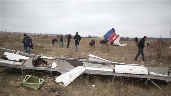 Investigators carried out their duties at the scene of MH17 downing in 2014 (Photo: AFP/VNA)