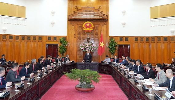 PM Nguyen Xuan Phuc (standing) at the reception for a delegation of 36 Singaporean businesses on July 15 (Photo: VGP)