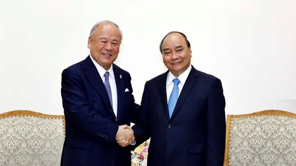Prime Minister Nguyen Xuan Phuc (R) and special advisor to the Japan-Vietnam Friendship Parliamentary Alliance Tsutomu Takebe (Photo: VNA)
