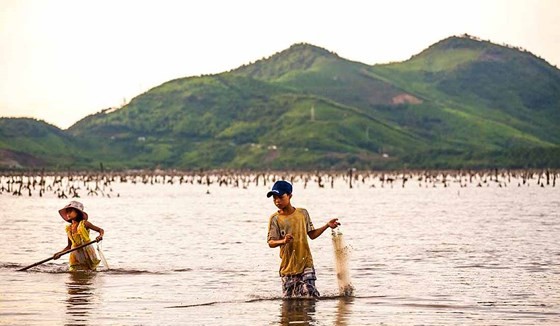 Catching fish with fishing net in Tam Giang lagoon (Photo: SGGP)
