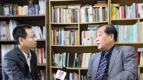 Professor Lee Woong-Hyeon (R) in an interview with the Vietnam News Agency's correspondent in Seoul (Photo: VNA)