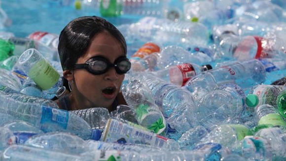 A school in Bangkok has students swim among plastic bottles to create awareness of plastic waste in oceans (Photo: bangkokpost.com)