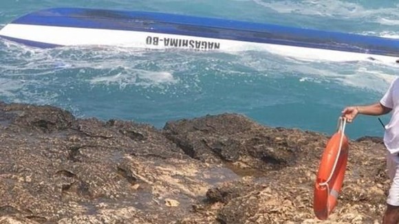 The tourist vessel flips near Devil's Tear cove, east of Bali island (Photo: news.detik.com)