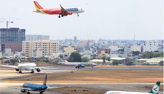 Planes at Tan Son Nhat Airport waiting to take off (Photo: SGGP)