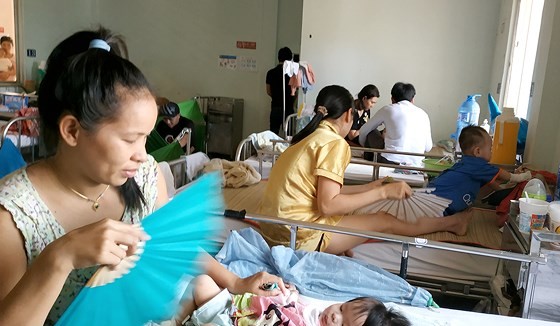 Bệnh nhi mắc sởi đang điều trị tại Bệnh viện Nhi đồng 2. Ảnh: THÀNH AN