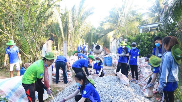 Các chiến sĩ tình nguyện Trường CĐ Sư Phạm Trung Ương TP.HCM và Kỹ thuật Cao Thắng tại Bến Tre. Ảnh: NGÔ MINH TRƯỜNG