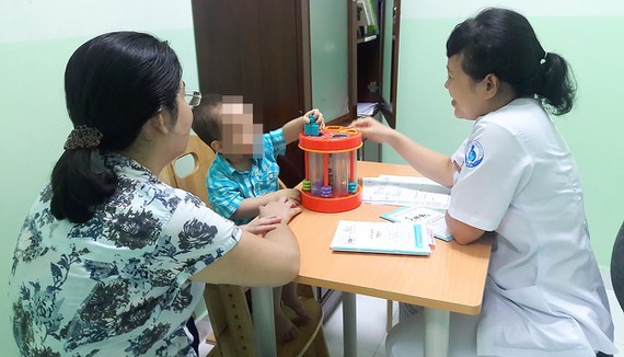 Bác sĩ đang khám một trường hợp trẻ mắc chứng rối loạn tăng động giảm chú ý và và tư vấn cho phụ huynh