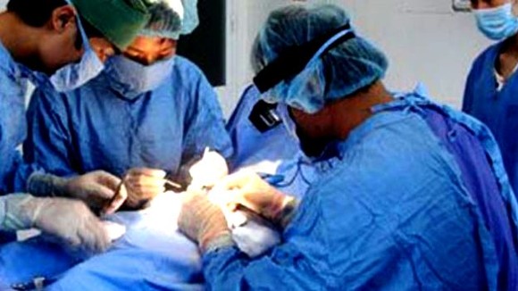 Các bác sĩ đang thực hiện ca nối ghép dương vật bị đứt rời
