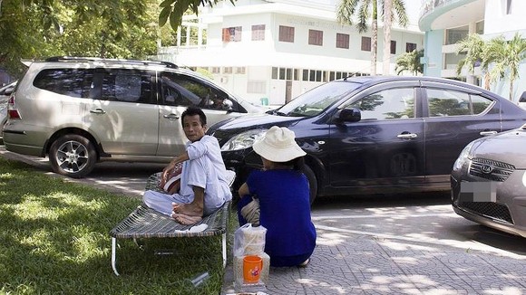 Vật vờ giữa nắng nóng ở bệnh viện. Ảnh: NGUYỄN HOÀNG
