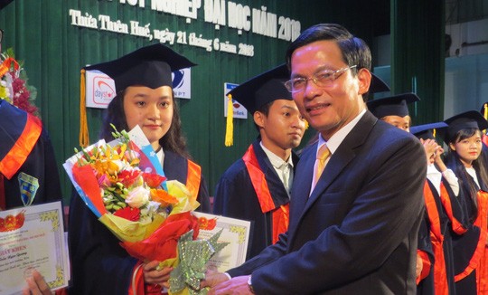 Trao bằng Tốt nghiệp cho sinh viên Đại học Huế