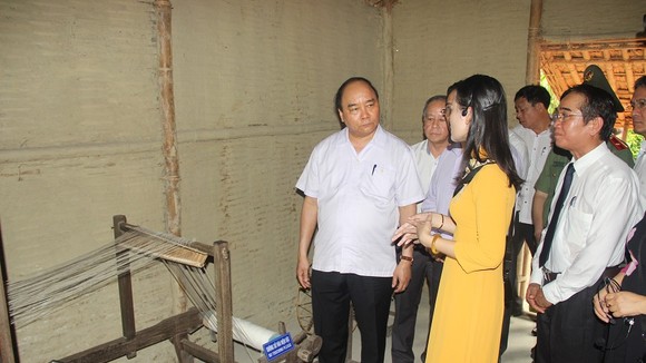 Thủ tướng Nguyễn Xuân Phúc cùng các đồng chí lãnh đạo Đảng và Nhà nước thăm Nhà lưu niệm Bác Hồ tại Huế