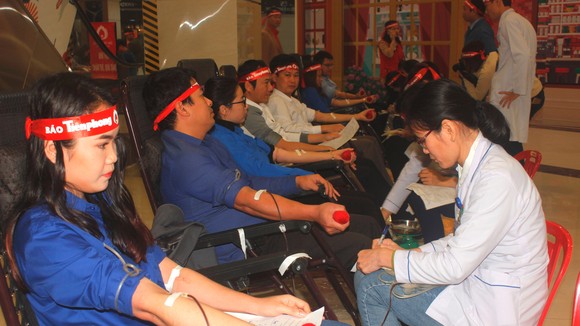 Các bạn đoàn viên, thanh niên tham gia hiến máu