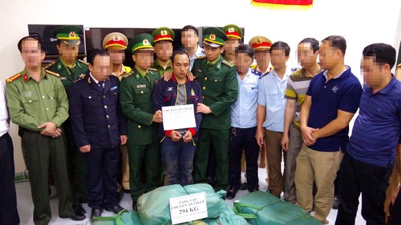 Đối tượng bị bắt cùng tang vật ma túy đá