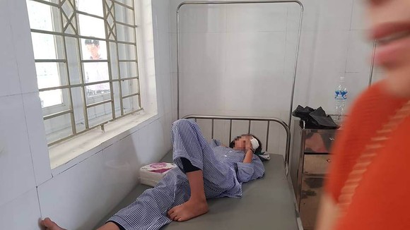 Học sinh Bùi Ng. Q. A. được điều trị tại bệnh viện