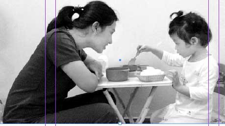 Lan Oanh đang hướng dẫn trị liệu cho trẻ