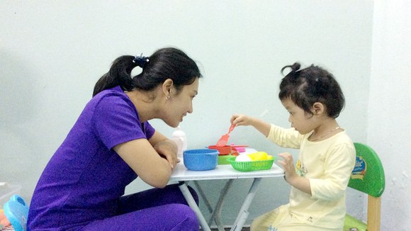 Lan Oanh đang hướng dẫn trị liệu cho trẻ