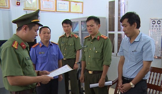 Cơ quan An ninh điều tra Công an tỉnh Sơn La đọc lệnh khởi tố, bắt tạm giam bị can liên quan đến gian lận thi cử