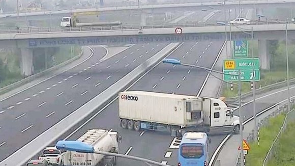 hành vi lùi xe, quay đầu trên cao tốc có thể bị phạt nặng