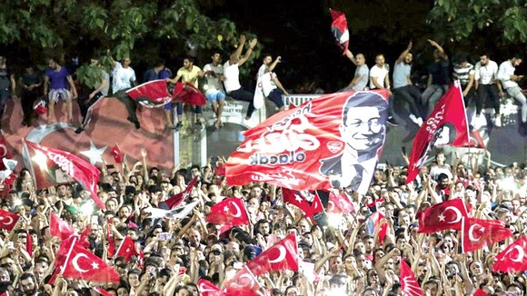 Cử tri ủng hộ ứng viên Ekrem Imamoglu ăn mừng chiến thắng