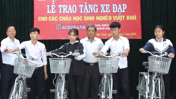 Học sinh nghèo huyện Sơn Tịnh (Quảng Ngãi) nhận xe đạp từ chương trình “Tiếp sức học sinh nghèo vượt khó đến trường”