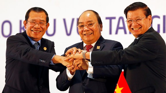 Ba Thủ tướng tại Lễ ký kết Tuyên bố chung Việt Nam - Lào - Campuchia và Họp báo ngày 31-3-2018. Ảnh: REUTERS