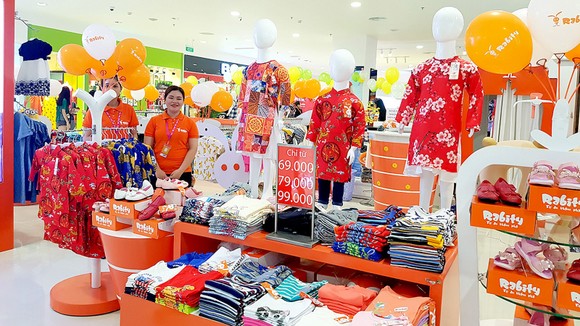 Một cửa hàng kinh doanh quần áo tết cho trẻ em