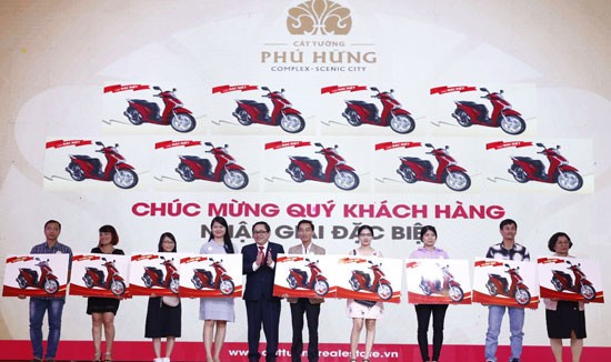 Ông Lê Tiến Vũ, Phó Tổng giám đốc điều hành tập đoàn trao giải thưởng cho khách hàng trúng giải đặt biệt.