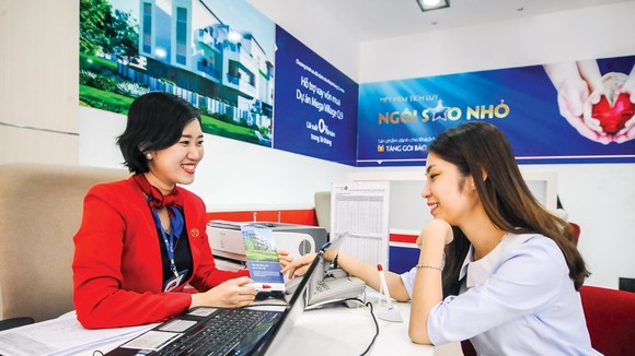 Advising customers at VietCapital. Photo: LONG THANH