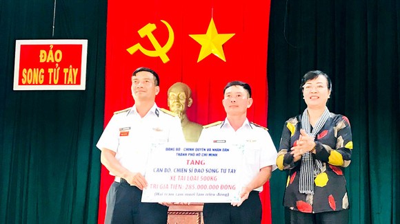 Chủ tịch HĐND TPHCM Nguyễn Thị Quyết Tâm trao quà tặng cán bộ, chiến sĩ đảo Song Tử Tây