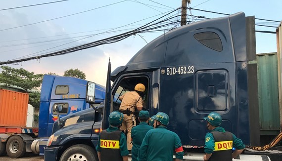 Lực lương chức năng kiểm tra tài xế, phụ xe container