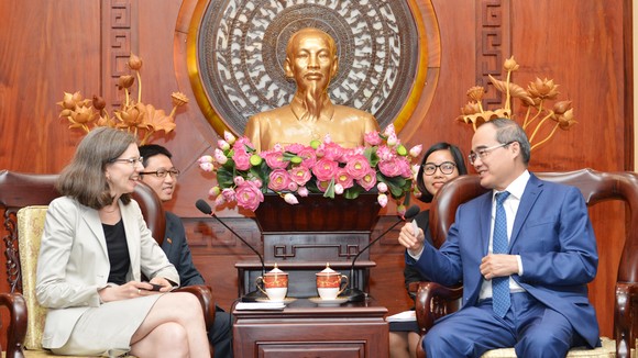 Bí thư Thành ủy TPHCM Nguyễn Thiện Nhân tiếp tân Đại sứ Canada tại Việt Nam Deborah Paul. Ảnh: VIỆT DŨNG