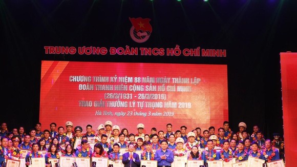 Các cán bộ Đoàn, thanh niên tiêu biểu nhận giải thưởng Lý Tự Trọng năm 2019. Ảnh: TTXVN