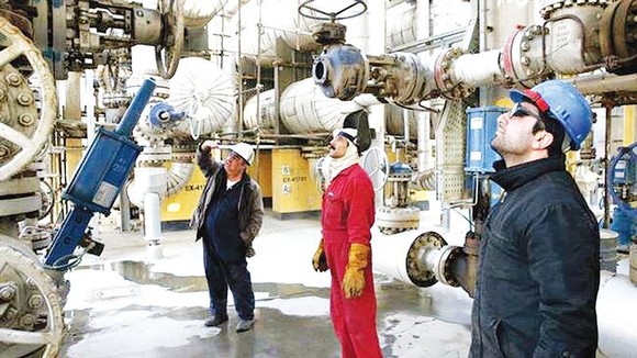 Công nhân làm việc tại nhà máy lọc dầu Tehran, Iran