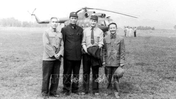 Thiếu tướng Viktor Demyanenko (thứ hai từ phải sang) cùng các đồng đội Việt Nam, tháng 3-1981. Ảnh do nhân vật cung cấp, TTXVN phát