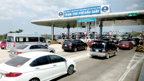Các dòng xe chờ qua Trạm thu phí Dầu Giây. Ảnh: HOÀNG HÙNG 