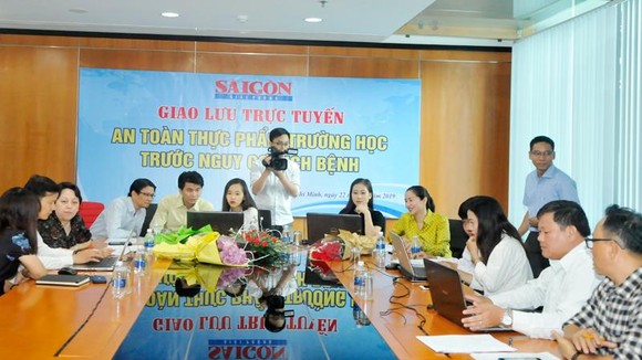 Các chuyên gia đang trả lời giao lưu trực tuyến. Ảnh: CAO THĂNG
