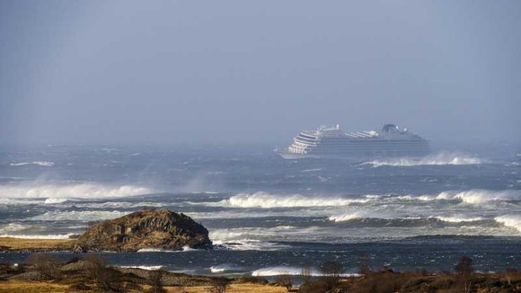 Du thuyền Viking Sky cách bờ ở Hustadvika, Tây Na Uy, khoảng 900m khi gửi tín hiệu cấp cứu vì hỏng máy ngày 23-3-2019. Ảnh: NTB