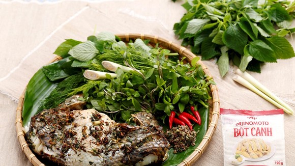 Thành phẩm Pa pỉnh tộp cùng các loại rau thơm ăn kèm bày trên tàu lá chuối giữ lại nét dân dã cho món ăn.
