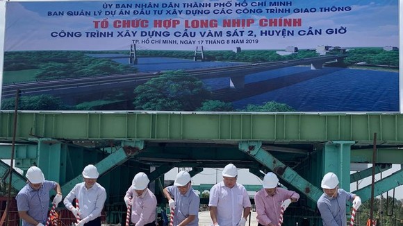 Lễ hợp long cầu Vàm Sát 2 ở huyện Cần Giờ. Ảnh: Báo Giao thông