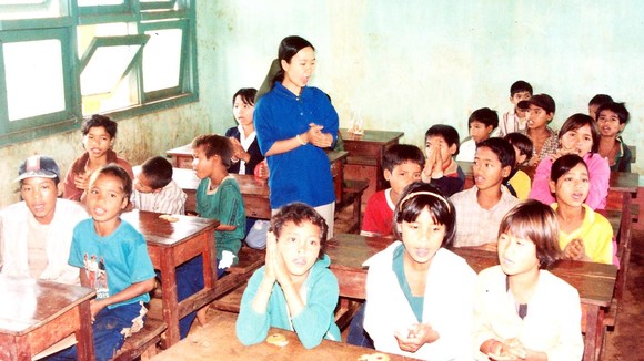 Sinh viên tình nguyện ĐH Kiến trúc TPHCM trong chiến dịch Mùa hè xanh tháng 8-2000 tại Gia Lai. Ảnh: HOÀI NAM