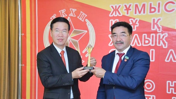 Đồng chí Akhmetbekov Zhambyl, Bí thư Trung ương Đảng Cộng sản Nhân dân Kazakhstan tặng quà lưu niệm đồng chí Võ Văn Thưởng. Ảnh: TTXVN