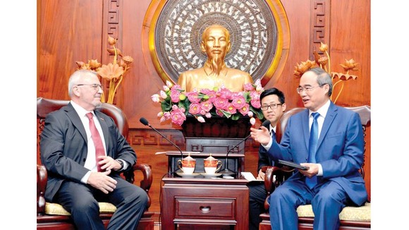 Đồng chí Nguyễn Thiện Nhân tiếp ông Michael Michalak. Ảnh: VIỆT DŨNG