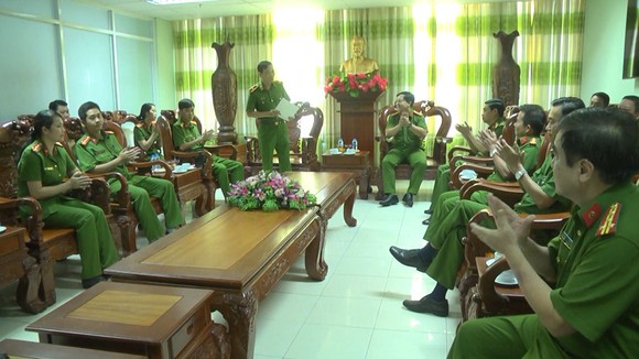 Thiếu tướng Đoàn Việt Mạnh (đứng) đánh giá cao tinh thần trách nhiệm của lực lượng Cảnh sát PCCC và CNCH (Công an TPHCM)