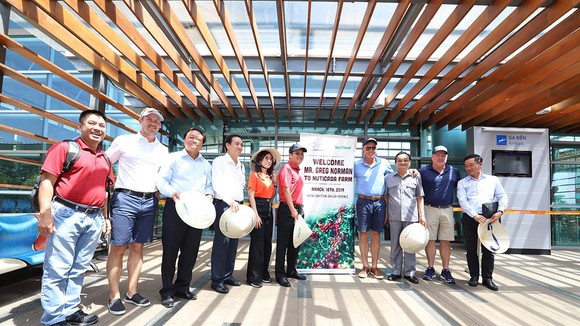 Greg Norman thăm nông trường NUTI CADA