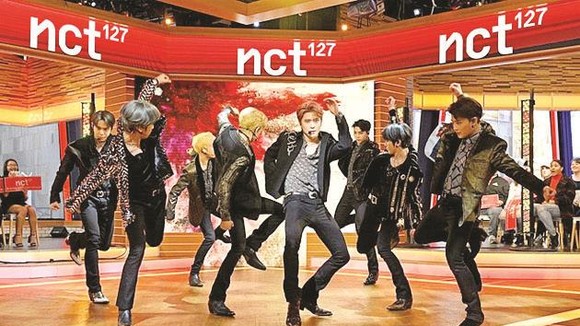 Nhóm nhạc NCT 127 biểu diễn ở Mỹ