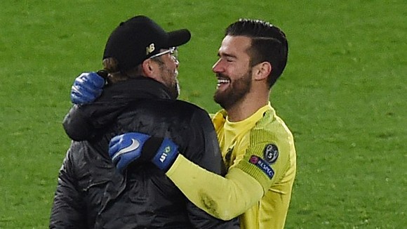 Thủ thành Alisson Becker và HLV Jurgen Klopp.