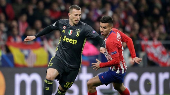 Federico Bernardeschi (trái, Juventus) đi bóng qua Angel Correa (Atletico Madrid).